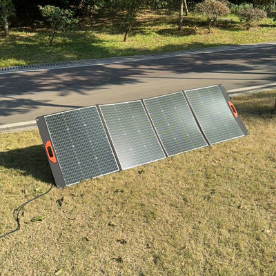 फोल्डेबल सोलर पैनल 200W मोनोक्रिस्टलीय सिलिकॉन घर के लिए आदर्श आउटडोर कैंपिंग