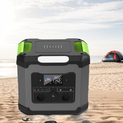 पोर्टेबल सौर आपातकालीन बिजली स्टेशन 1500W AC आउटपुट वोल्टेज 110/230V-50Hz/60Hz के साथ