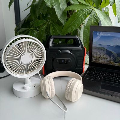 एलईडी प्रकाश व्यवस्था के साथ उच्च शक्ति 300W बालकनी RV ऊर्जा भंडारण जनरेटर मोबाइल पावर एसी आउटपुट S3