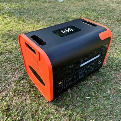 पोर्टेबल कैंपिंग 2200W पावर स्टेशन 15W वायरलेस चार्जिंग के साथ LiFePO4 यूपीएस सोलर पैनल