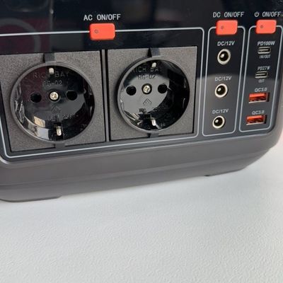 आपातकालीन ऊर्जा की मांग 600W लिथियम बैटरी और 11W एलईडी प्रकाश व्यवस्था के साथ होम पावर सेंटर