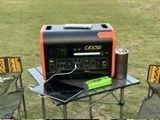 800W सौर चार्जिंग काला और नारंगी आउटडोर कैंपिंग पोर्टेबल एनर्जी हब 2kw पावर स्टेशन