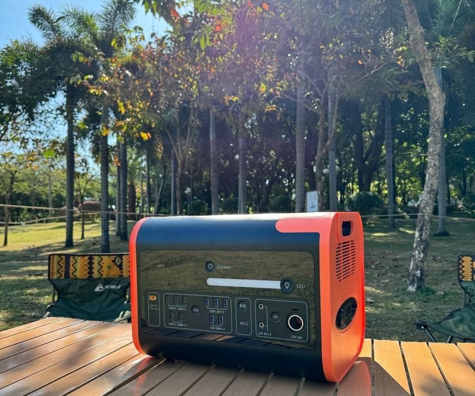 1800W 2000W 2200W पोर्टेबल पावर स्टेशन 2kw लिथियम LiFePO4 बैटरी के साथ AT22 काला